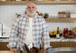 El chef José Andrés en una imagen del especial de televisión 'Dinner Party Diaries con José Andrés'.