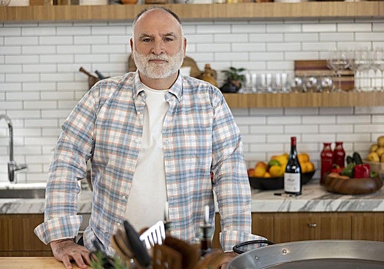 El chef José Andrés en una imagen del especial de televisión 'Dinner Party Diaries con José Andrés'.