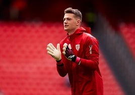 Julen Agirrezabala calienta antes de un partido.