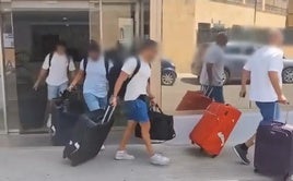 Los agentes abandonando el hotel de Palma de Mallorca en el que se alojaban.