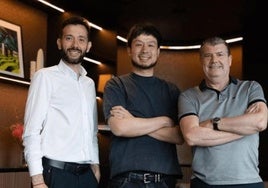 Ron Gourlay (derecha) junto a Carlos Corberán y Kiat Lim, en Singapur.