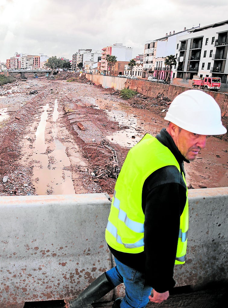 Un hombre circula junto al barranco del Poyo, poco después de la dana.