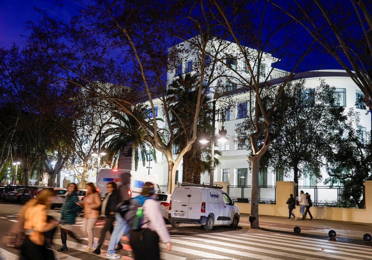 Imagen principal - La nueva vida del Luis Vives: paseo por una obra clave de la arquitectura valenciana