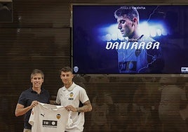 Corona y Raba, este lunes durante el acto de presentación del nuevo jugador valencianista.