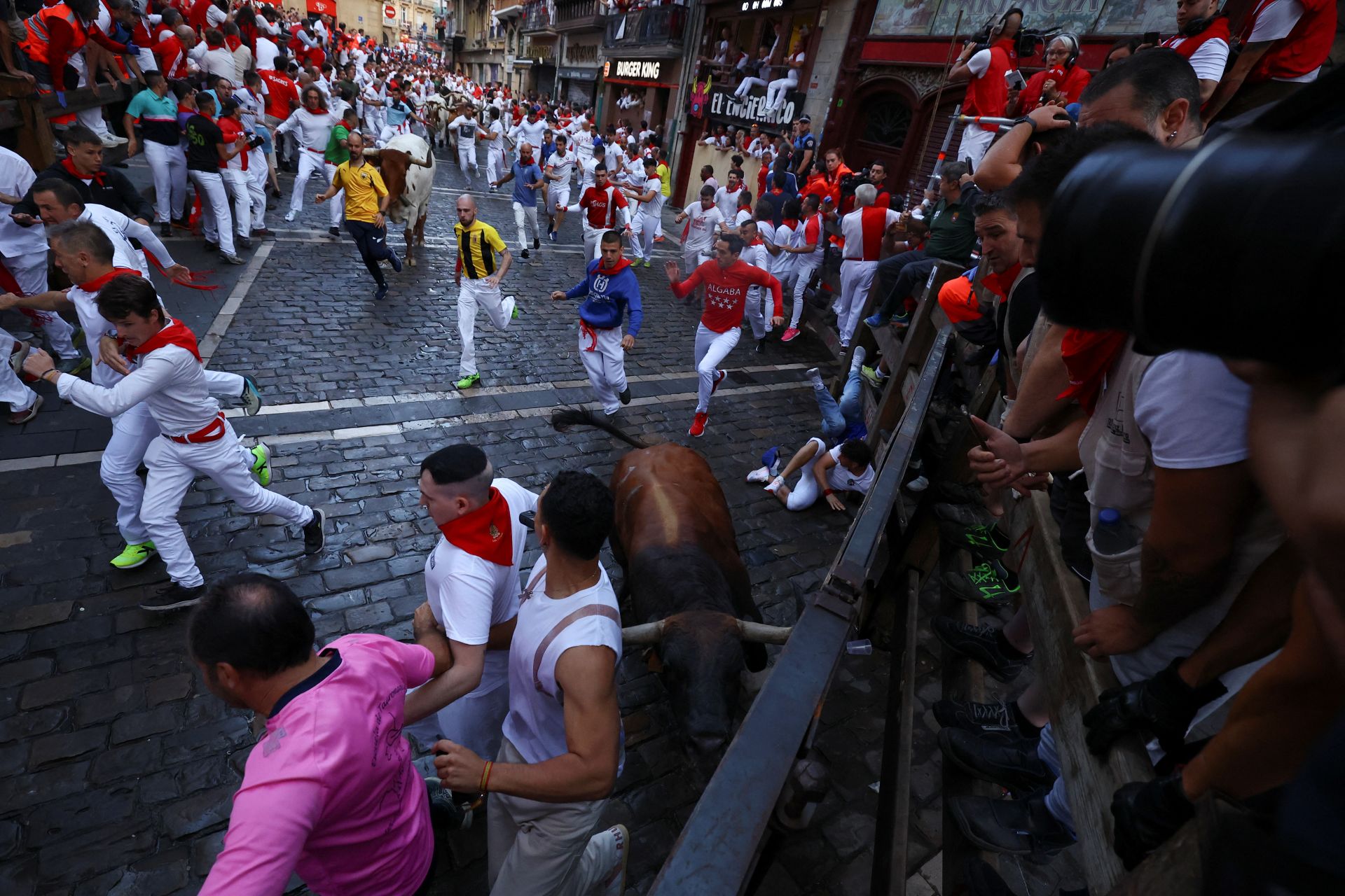 El peligroso segundo encierro de San Fermín 2025, en imágenes