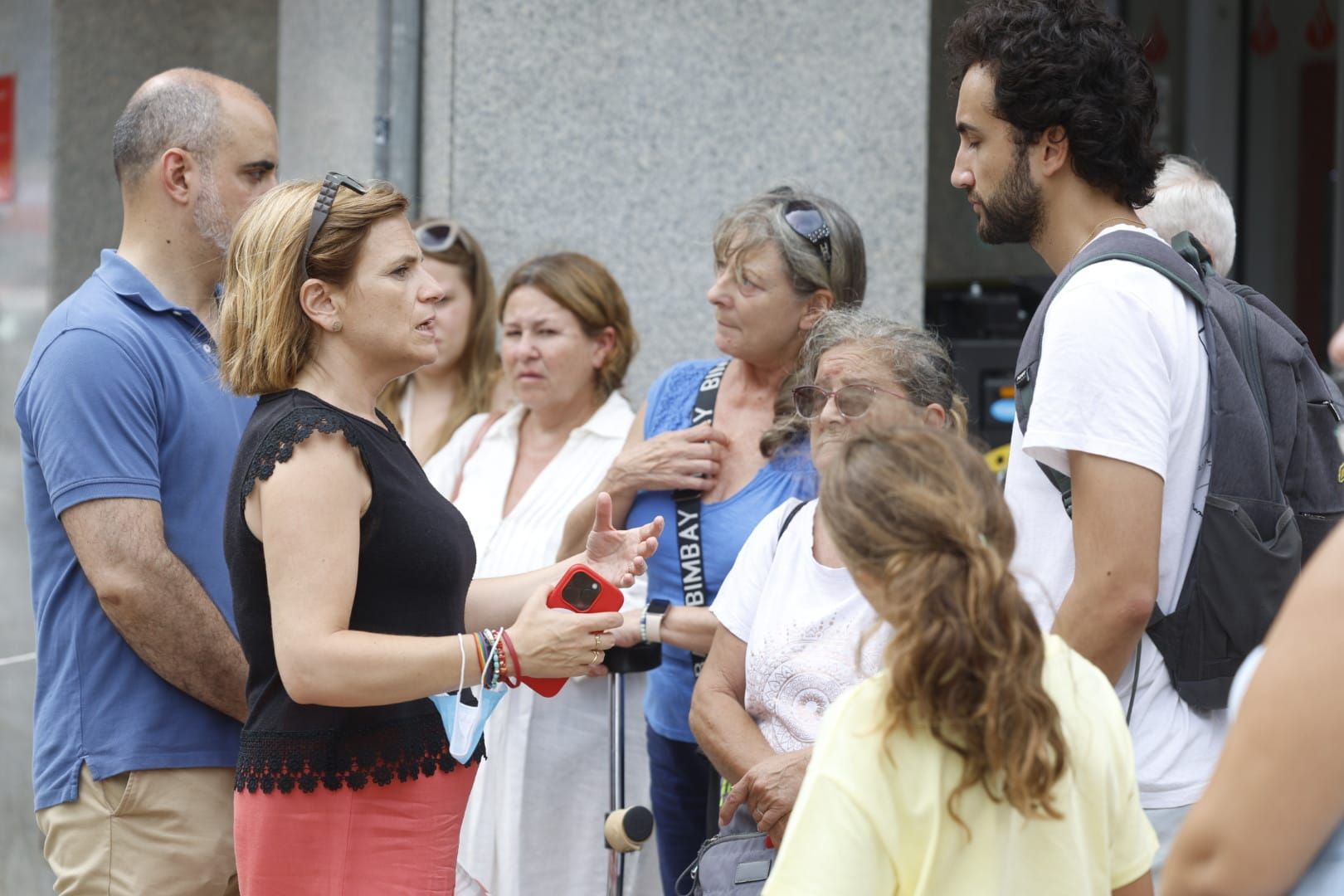 FOTOS | Cinco intoxicados por inhalación de humo tras un espectacular incendio en un bajo comercial de la avenida del Puerto