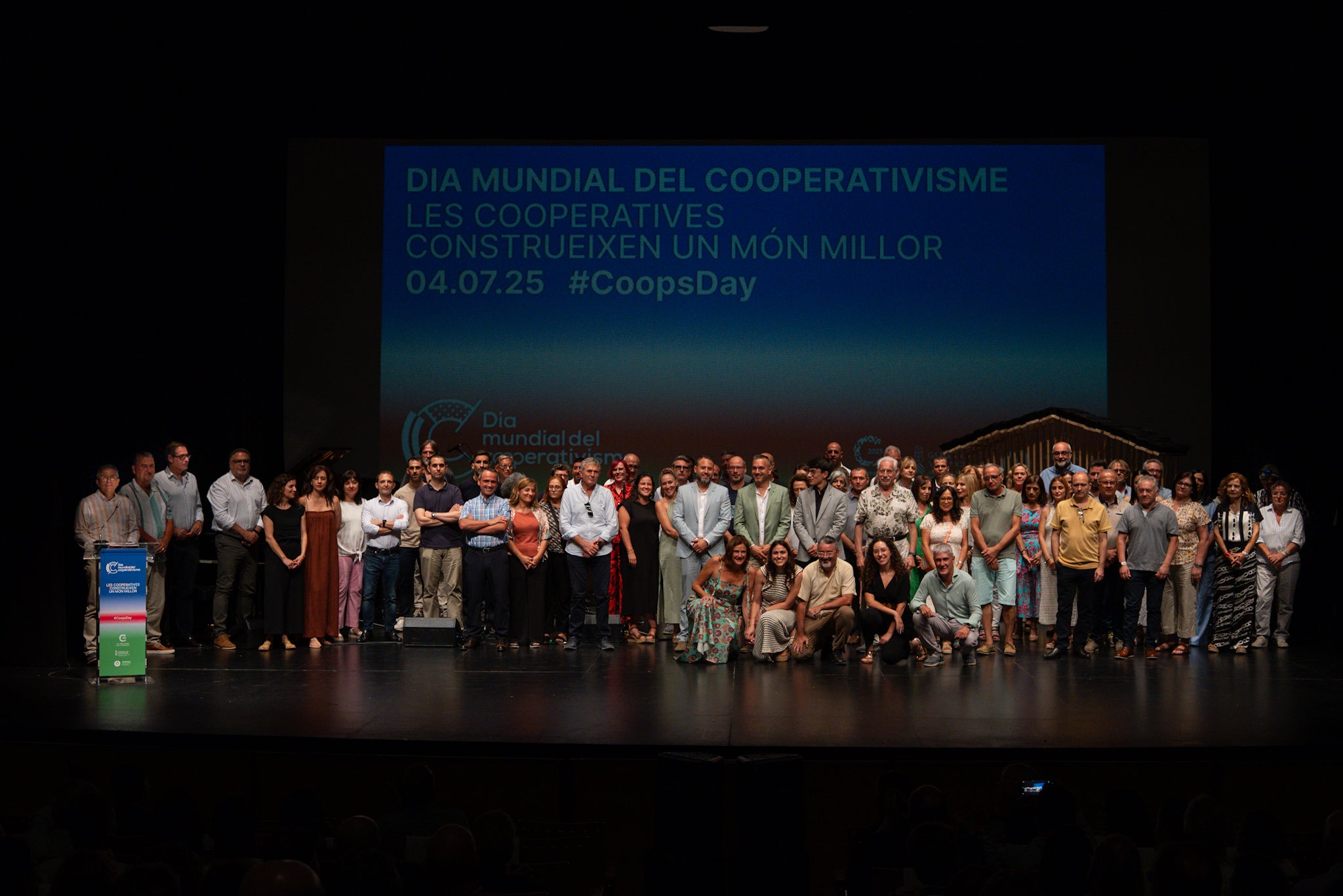 Imagen secundaria 1 - Escobas y esperanza: así celebran las cooperativas su gran día