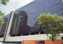 El trabajador quedó colgando de la línea de vida durante diez minutos tras caer desde la azotea de la Ciudad de la Justicia de Valencia.