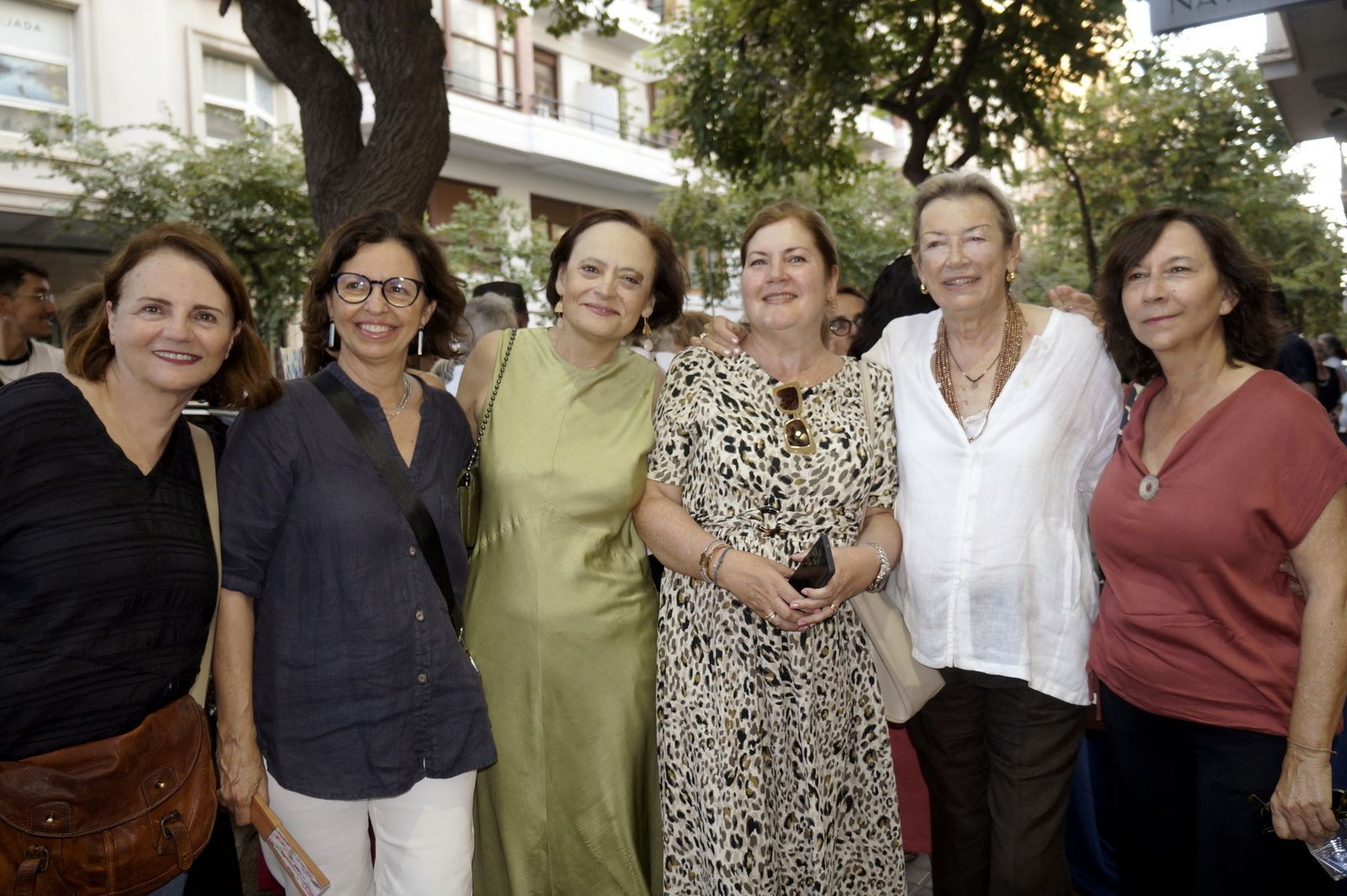 Asistentes a la inauguración de la exposición de la galería Thema.