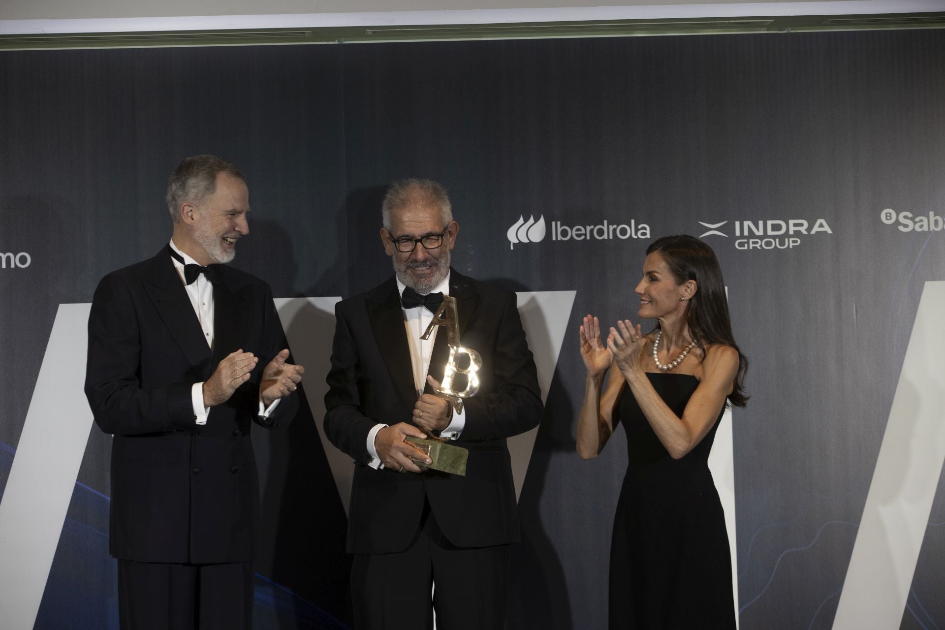 FOTOS | Los Reyes entregan los Premios Cavia 2025