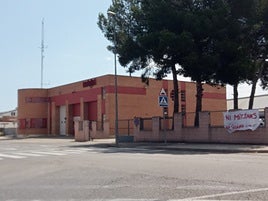 Parque de bomberos de Xàtiva con pancartas reivindicativas.