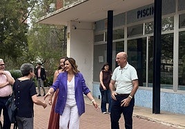 La alcaldesa María José Catalá entrando en la Piscina Municipal de Ayora