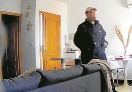 El detenido portando un bote en su mano derecha, y con guantes, tras entrar en el domicilio de su sobrina en Requena.