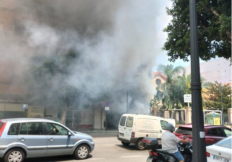 La nube de humo en la avenida del Puerto.