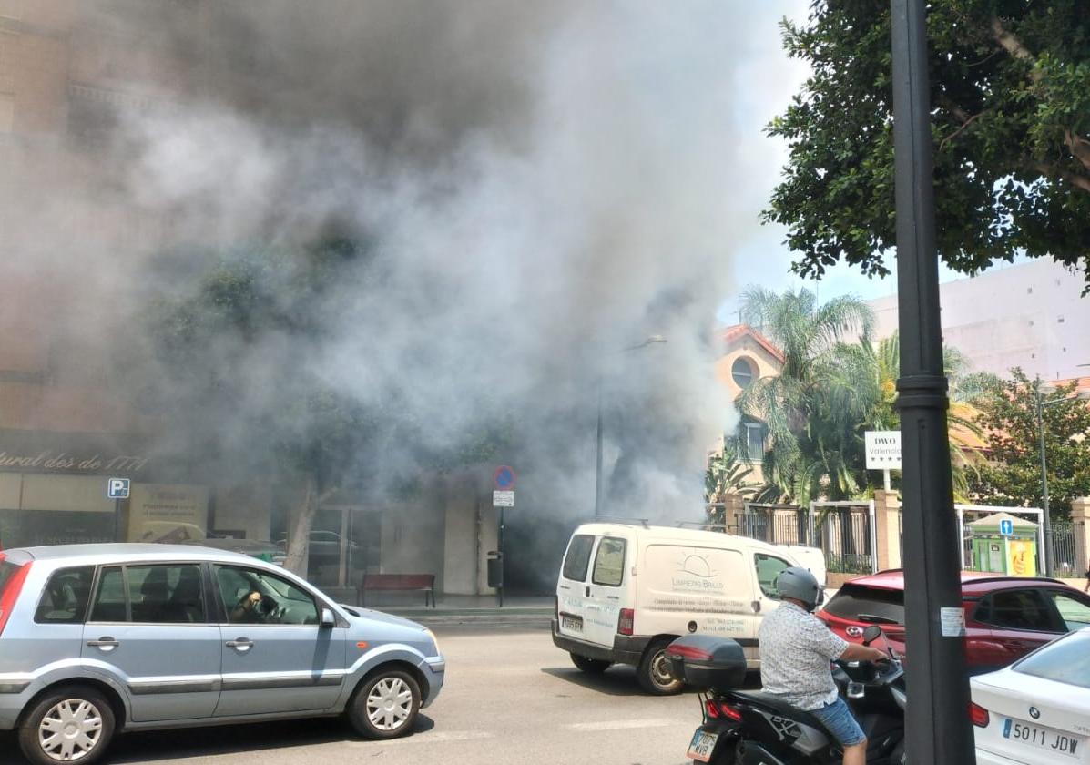 El incendio de la avenida del Puerto deja 200 vecinos desalojados y 20 intoxicados