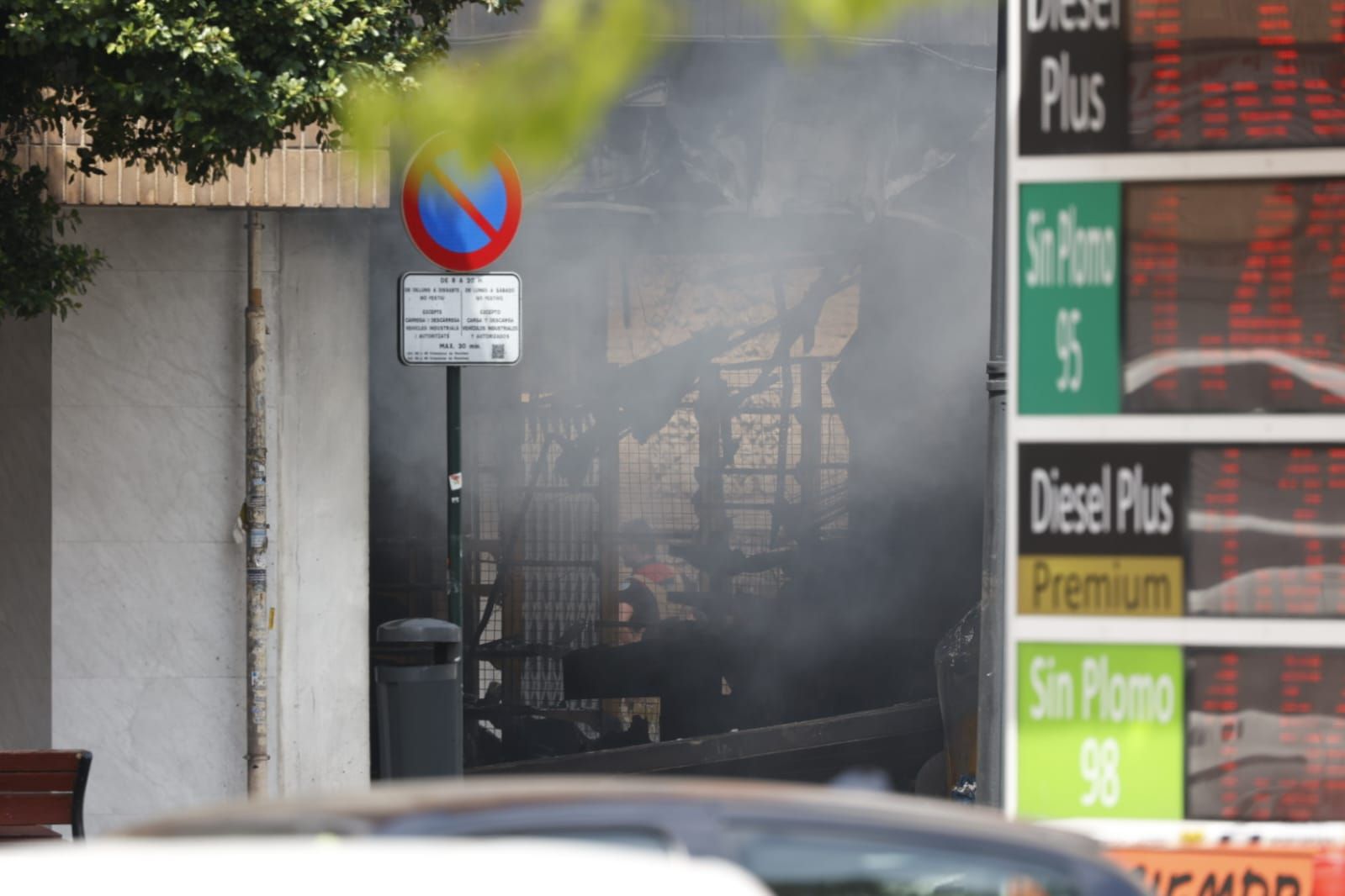 FOTOS | Cinco intoxicados por inhalación de humo tras un espectacular incendio en un bajo comercial de la avenida del Puerto