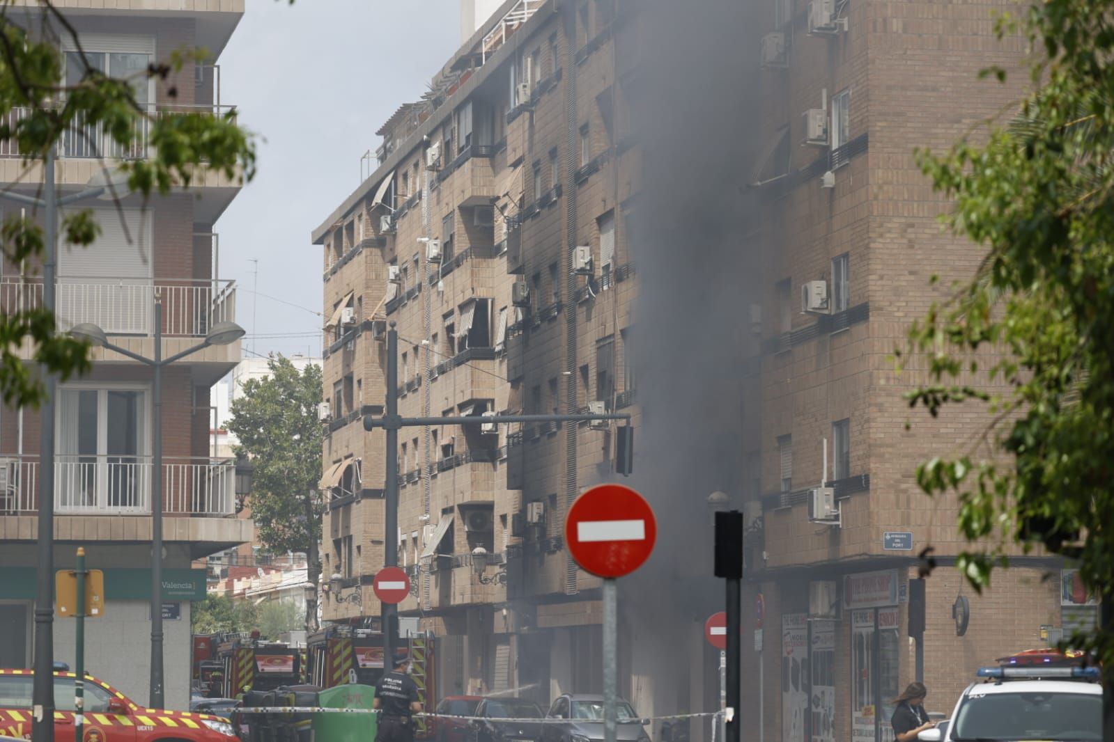 FOTOS | Cinco intoxicados por inhalación de humo tras un espectacular incendio en un bajo comercial de la avenida del Puerto