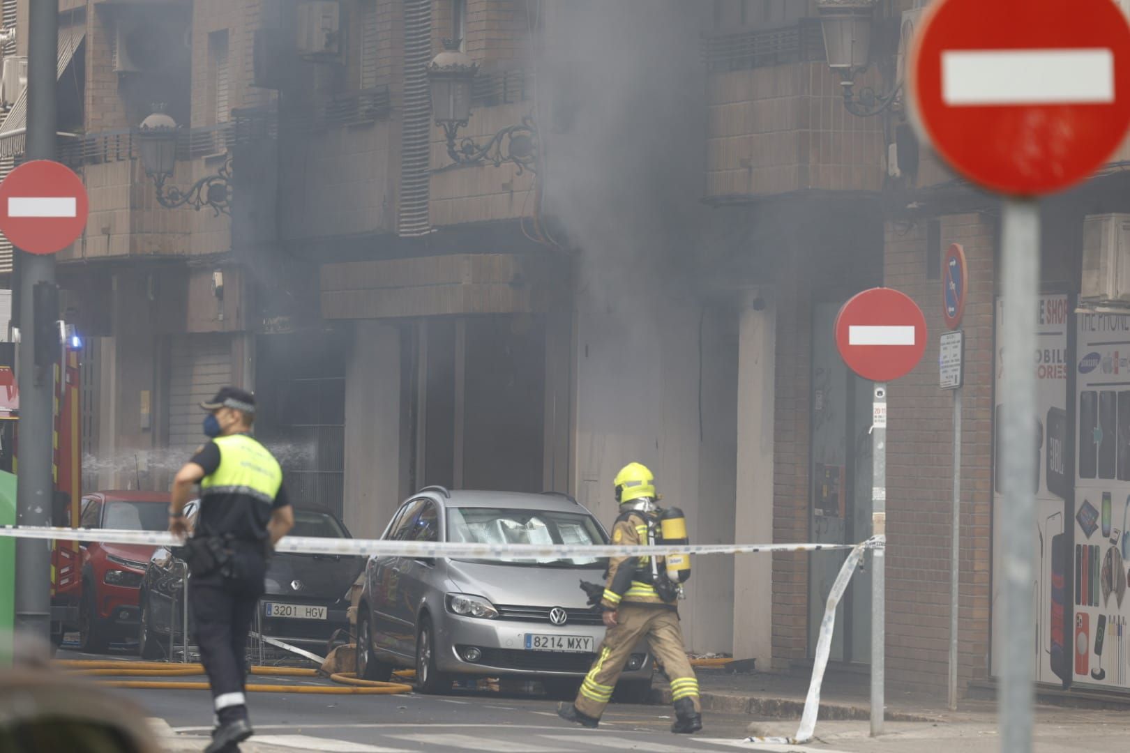 FOTOS | Cinco intoxicados por inhalación de humo tras un espectacular incendio en un bajo comercial de la avenida del Puerto
