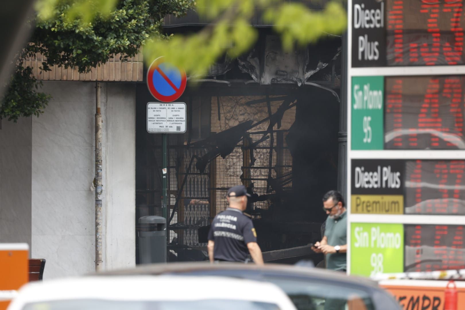 FOTOS | Cinco intoxicados por inhalación de humo tras un espectacular incendio en un bajo comercial de la avenida del Puerto