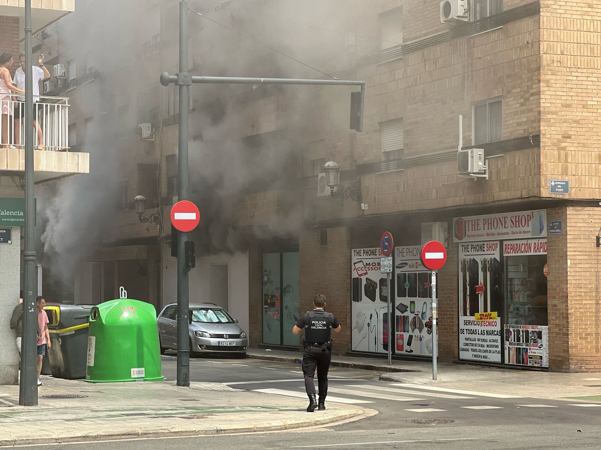 FOTOS | Cinco intoxicados por inhalación de humo tras un espectacular incendio en un bajo comercial de la avenida del Puerto