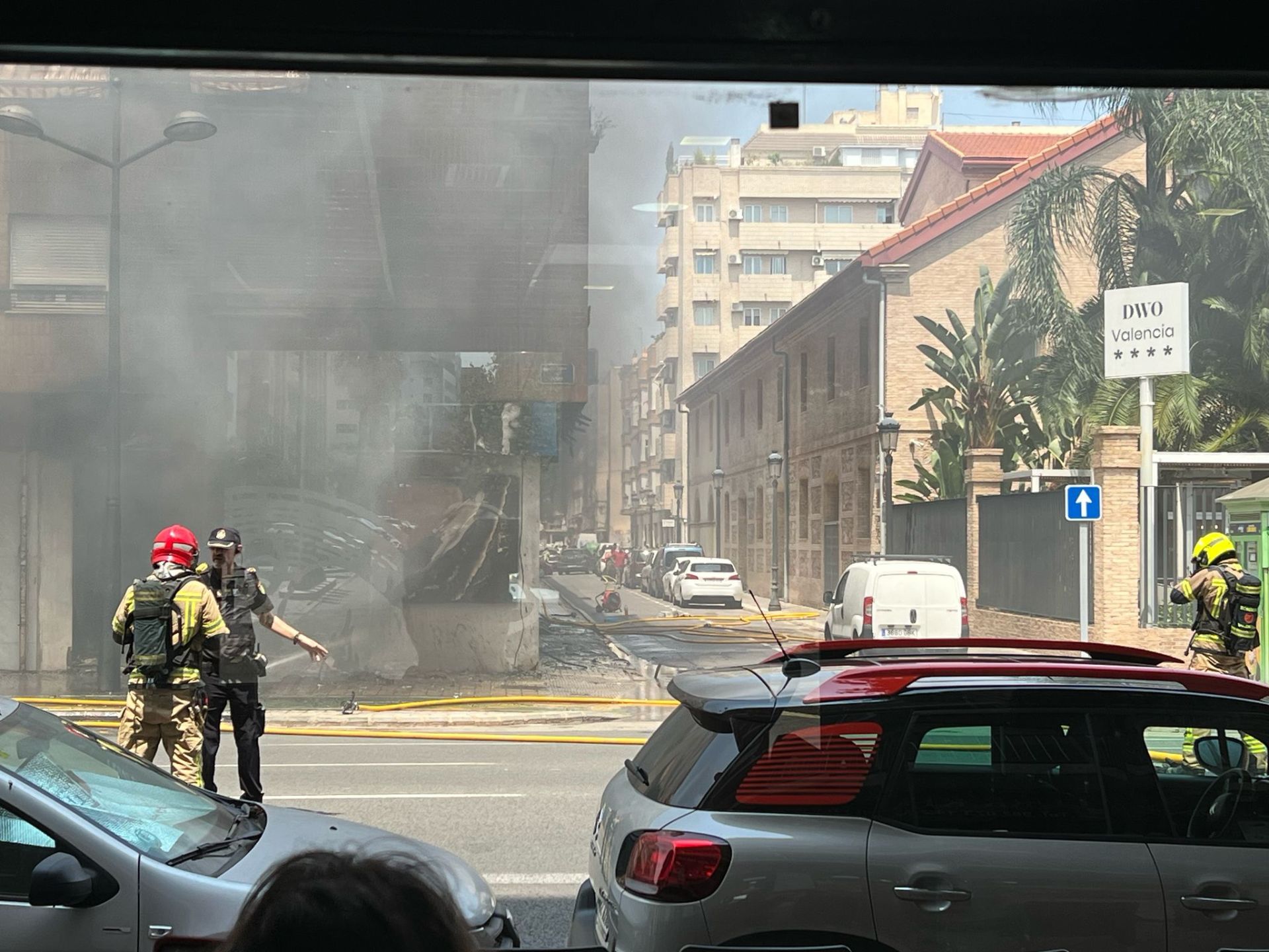 FOTOS | Cinco intoxicados por inhalación de humo tras un espectacular incendio en un bajo comercial de la avenida del Puerto