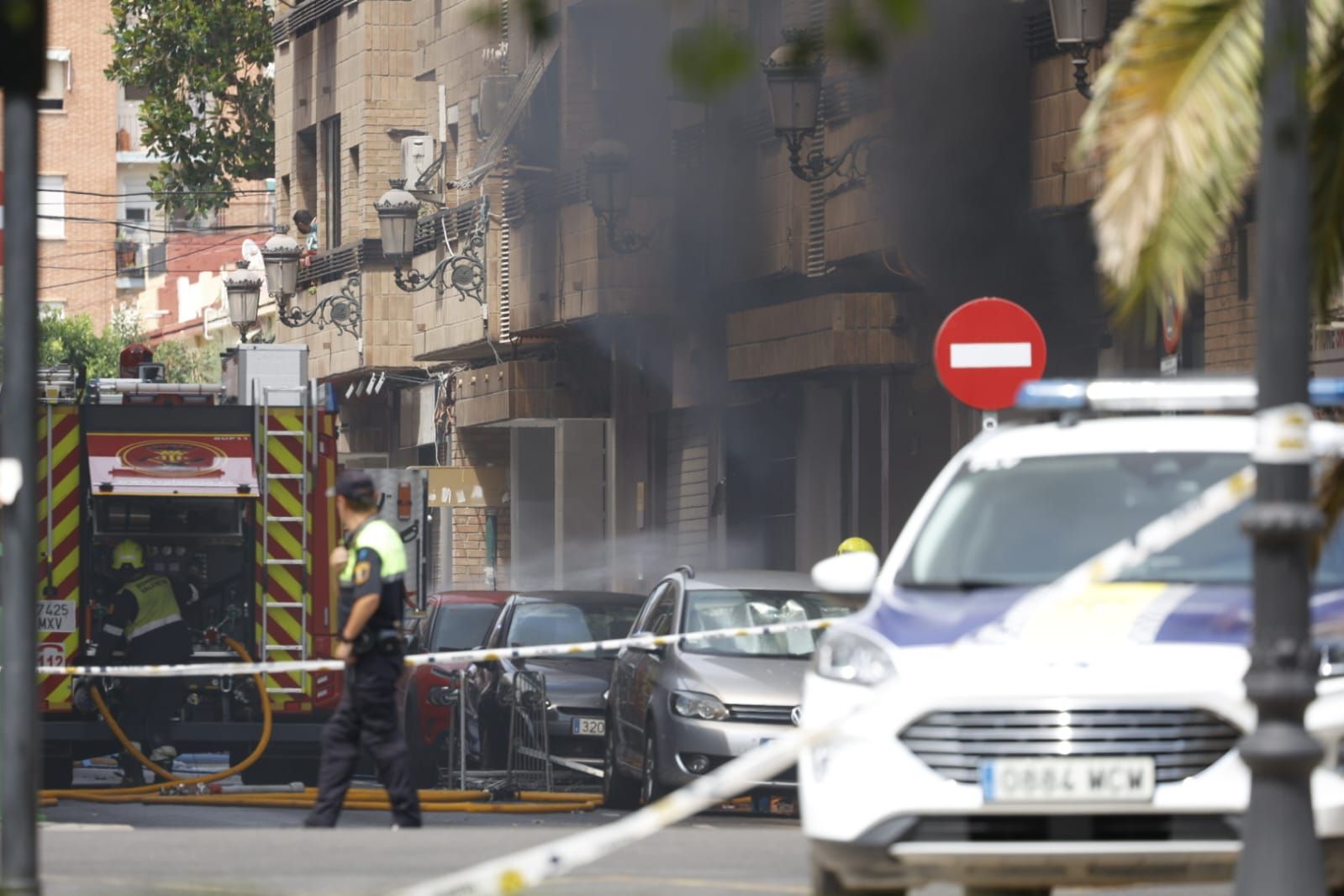 FOTOS | Cinco intoxicados por inhalación de humo tras un espectacular incendio en un bajo comercial de la avenida del Puerto
