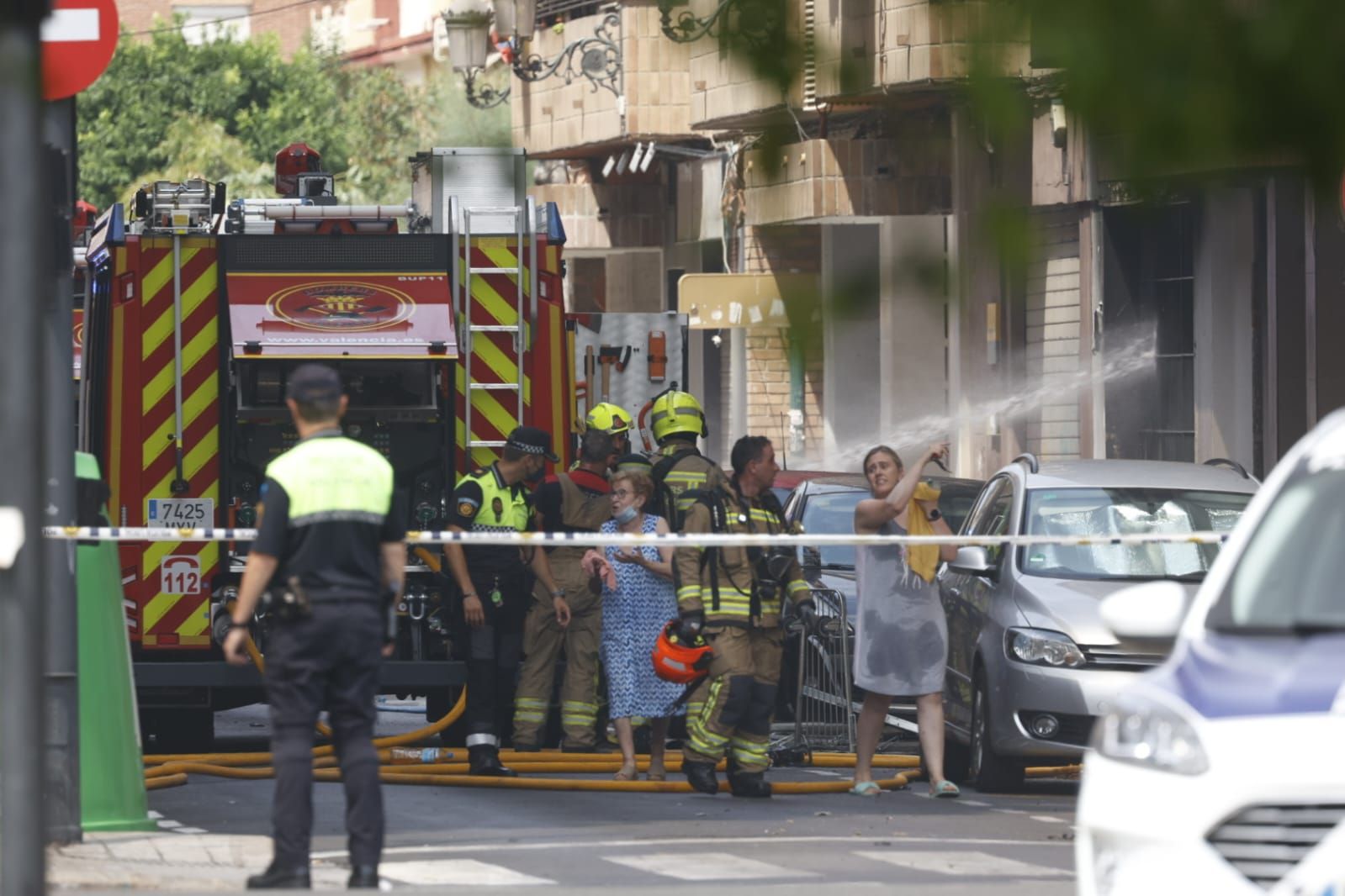 FOTOS | Cinco intoxicados por inhalación de humo tras un espectacular incendio en un bajo comercial de la avenida del Puerto