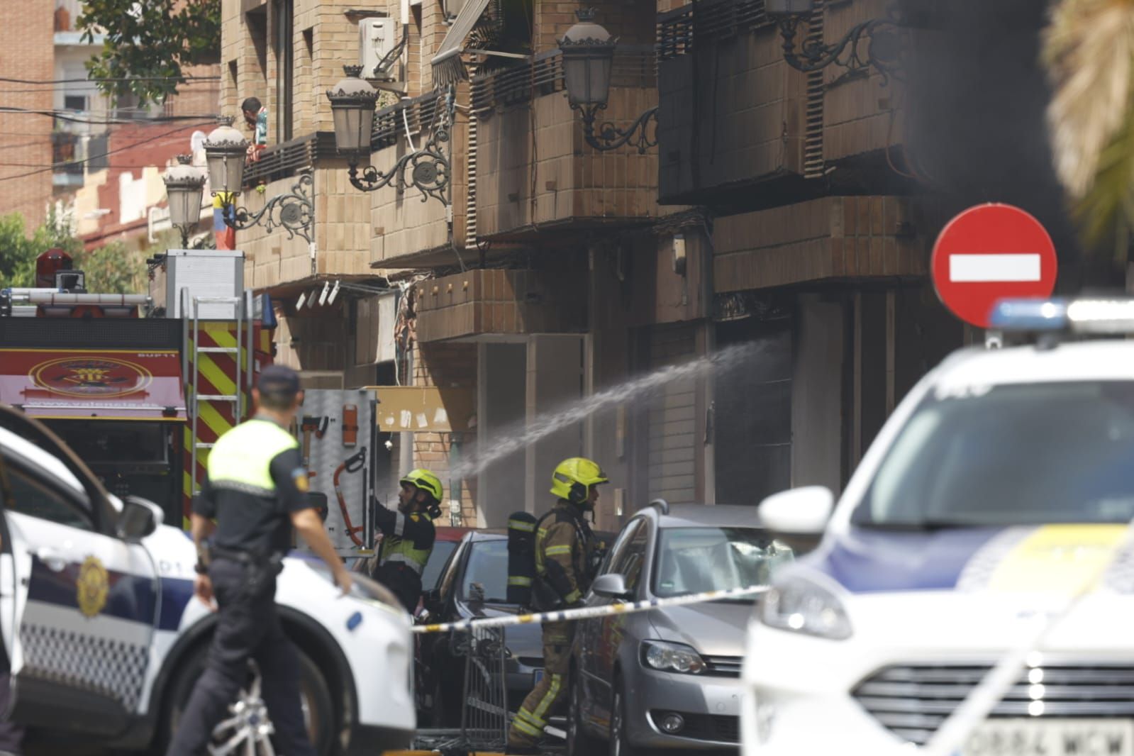 FOTOS | Cinco intoxicados por inhalación de humo tras un espectacular incendio en un bajo comercial de la avenida del Puerto