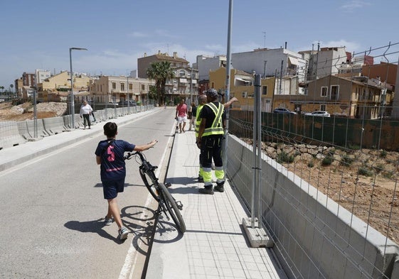 Viandantes en un puente en reconstrucción en Paiporta.