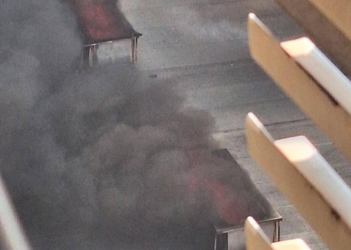 Imagen secundaria 1 - El incendio en la avenida del Puerto deja 200 vecinos desalojados y 20 intoxicados