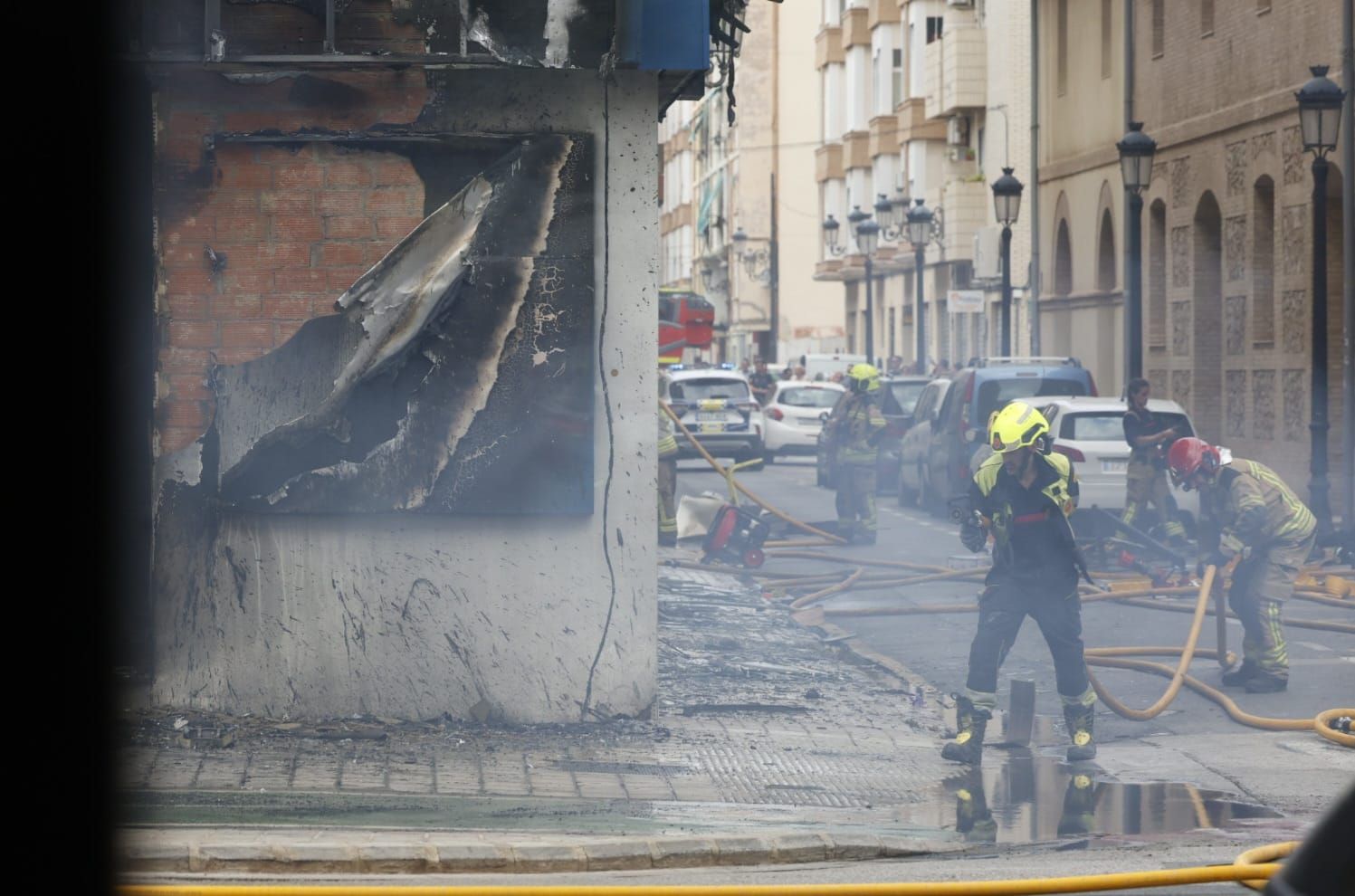 FOTOS | Cinco intoxicados por inhalación de humo tras un espectacular incendio en un bajo comercial de la avenida del Puerto