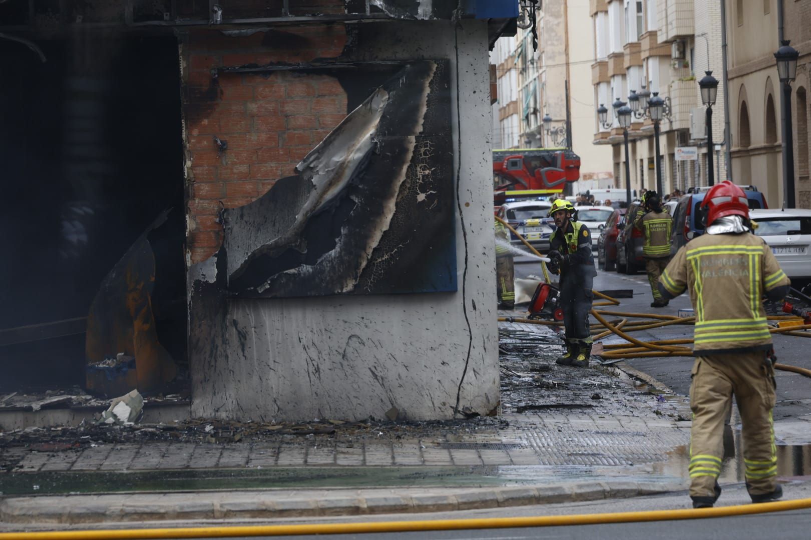 FOTOS | Cinco intoxicados por inhalación de humo tras un espectacular incendio en un bajo comercial de la avenida del Puerto