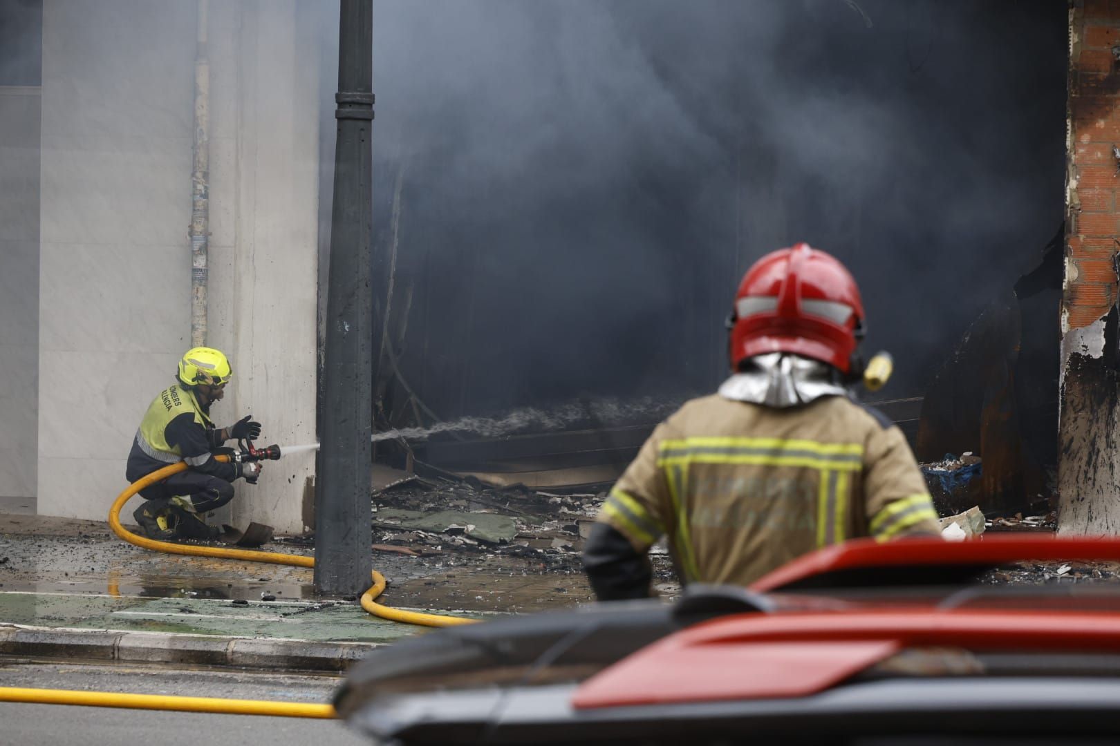 FOTOS | Cinco intoxicados por inhalación de humo tras un espectacular incendio en un bajo comercial de la avenida del Puerto