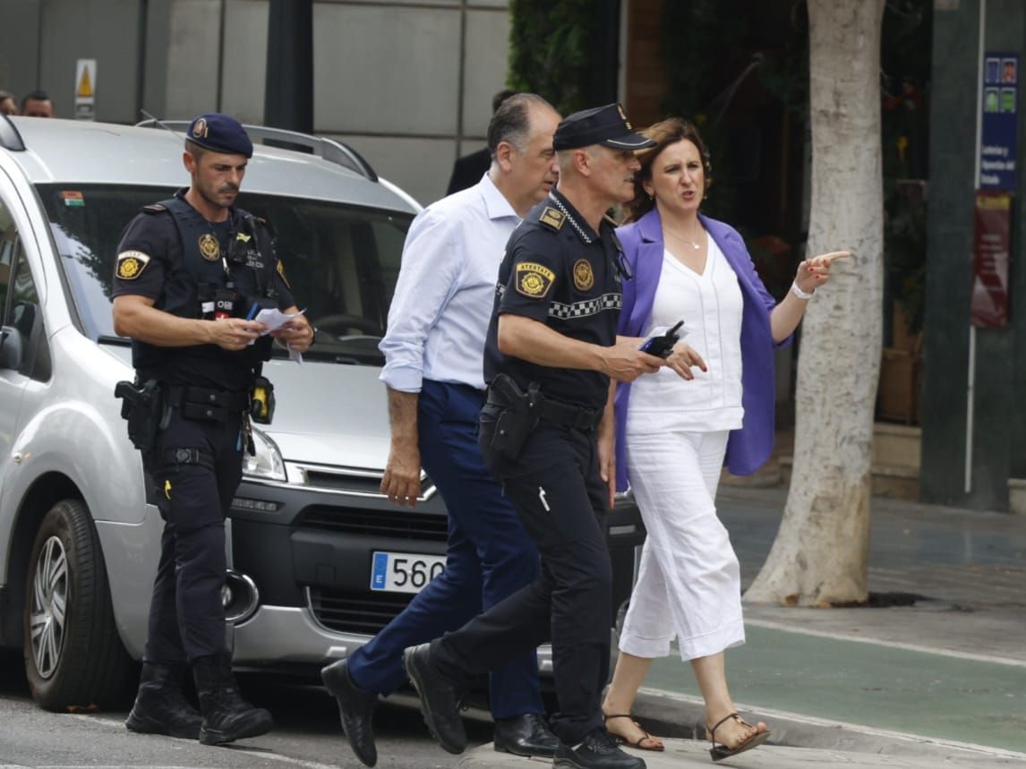 FOTOS | Cinco intoxicados por inhalación de humo tras un espectacular incendio en un bajo comercial de la avenida del Puerto