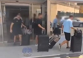 Agentes de la Unidad de Intervención Policial (UIP) de Valencia desalojados del hotel.