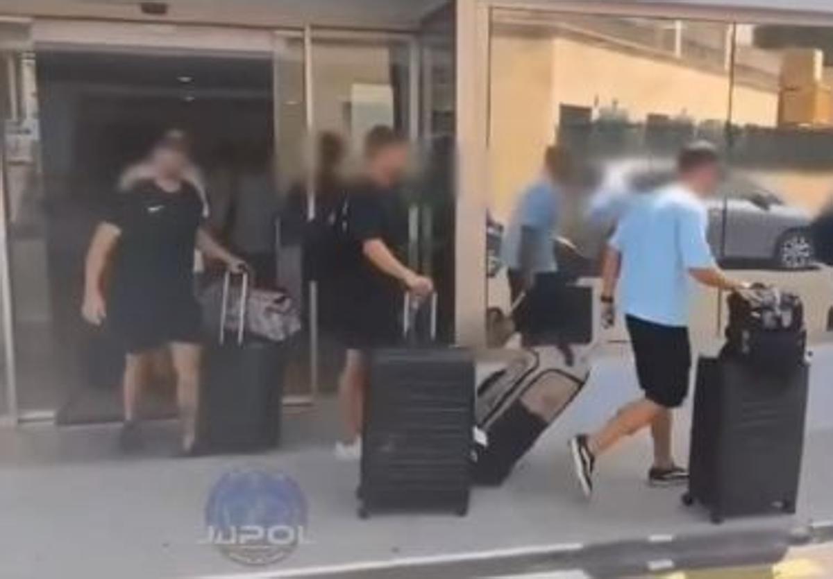 Agentes de la Unidad de Intervención Policial (UIP) de Valencia desalojados del hotel.