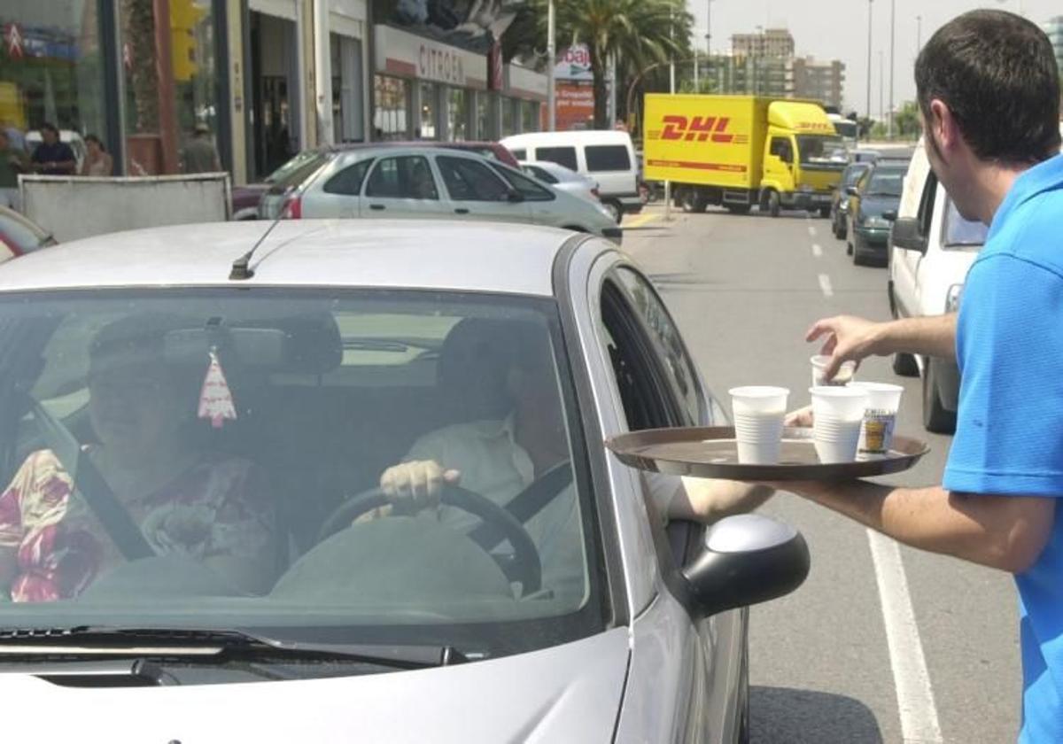 Reparto de horchata gratis en Alboraya.
