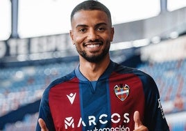 Toljan posa con su nueva camiseta.