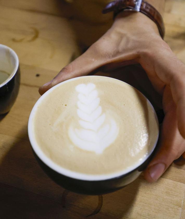 Imagen secundaria 2 - Uno de los cursos en Flying Bean Coffe
