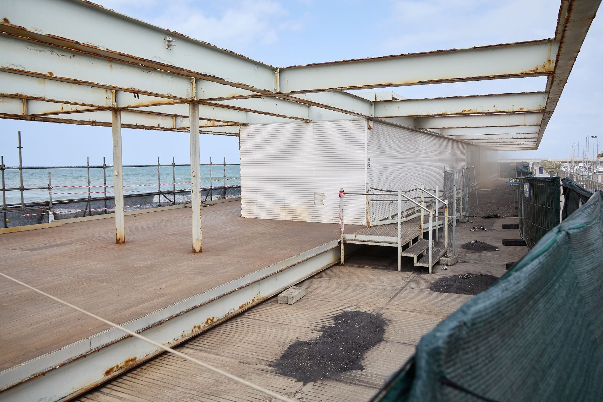 FOTOS | La Marina inicia las obras del restaurante Panorama, abandonado en la escollera de Valencia