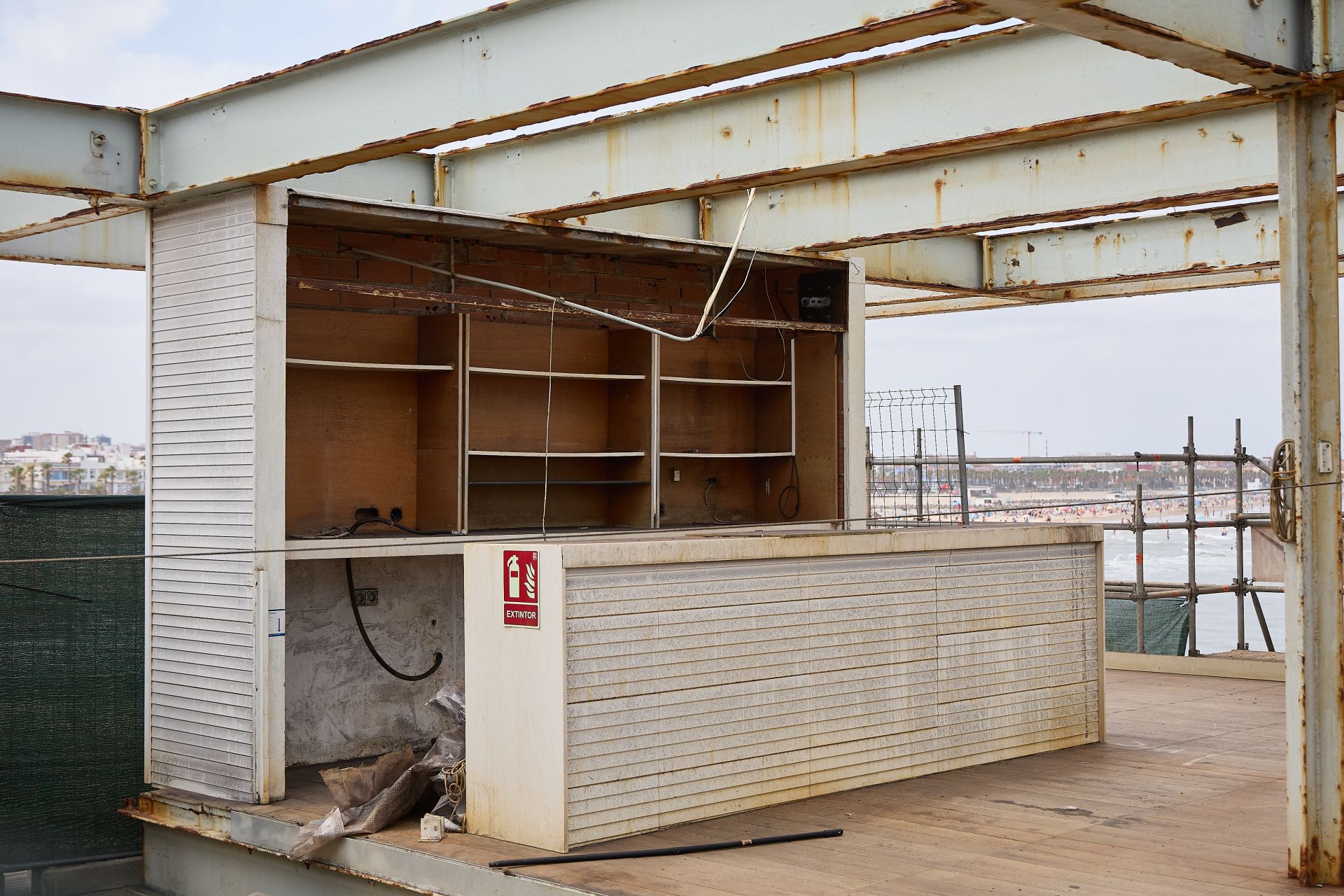 FOTOS | La Marina inicia las obras del restaurante Panorama, abandonado en la escollera de Valencia