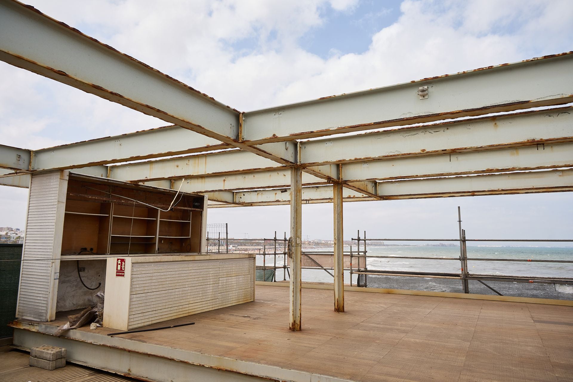 FOTOS | La Marina inicia las obras del restaurante Panorama, abandonado en la escollera de Valencia
