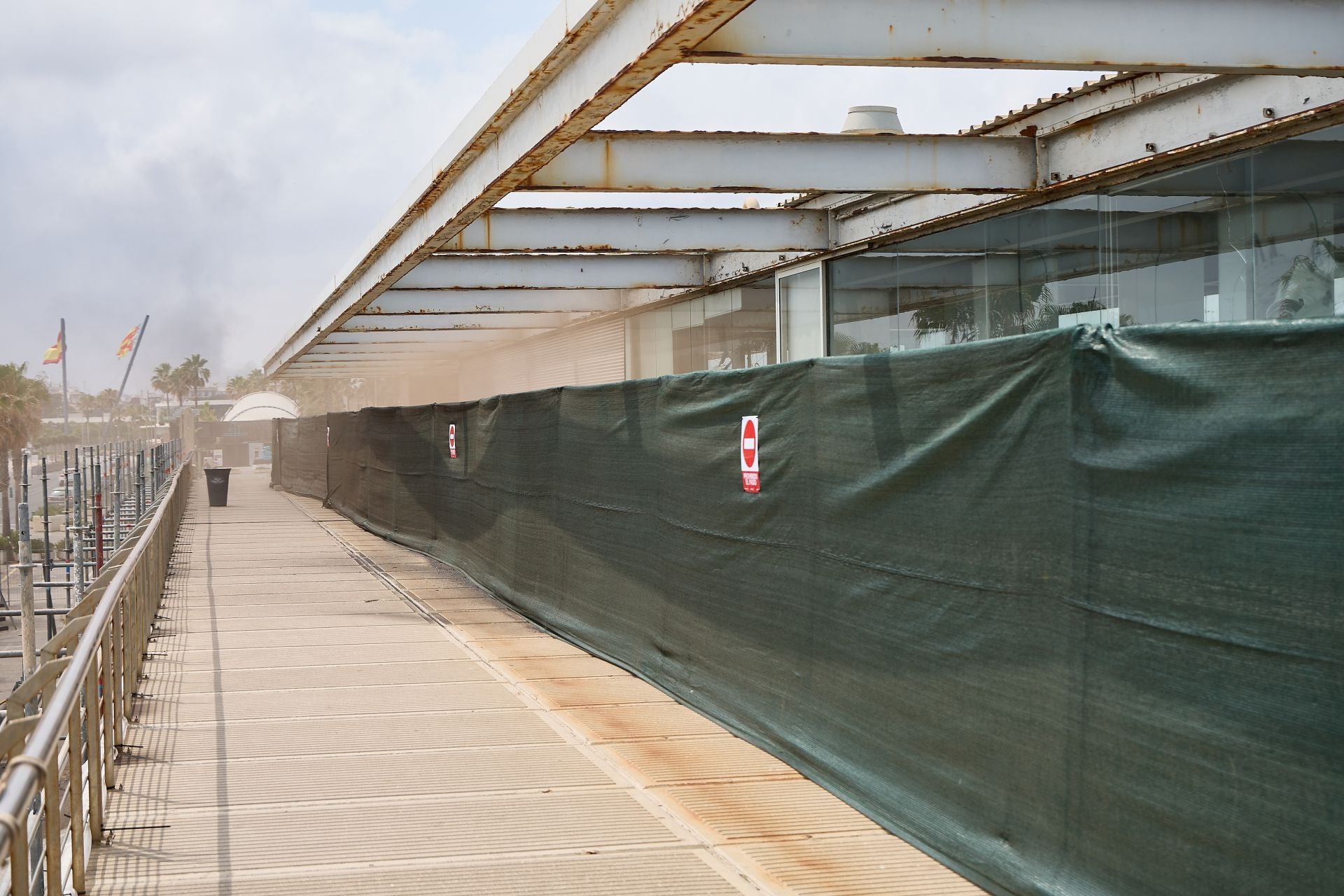 FOTOS | La Marina inicia las obras del restaurante Panorama, abandonado en la escollera de Valencia