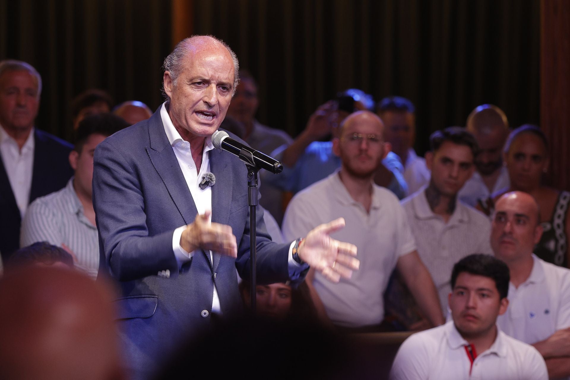 FOTOS | Así ha sido el encuentro de Camps con sus fieles