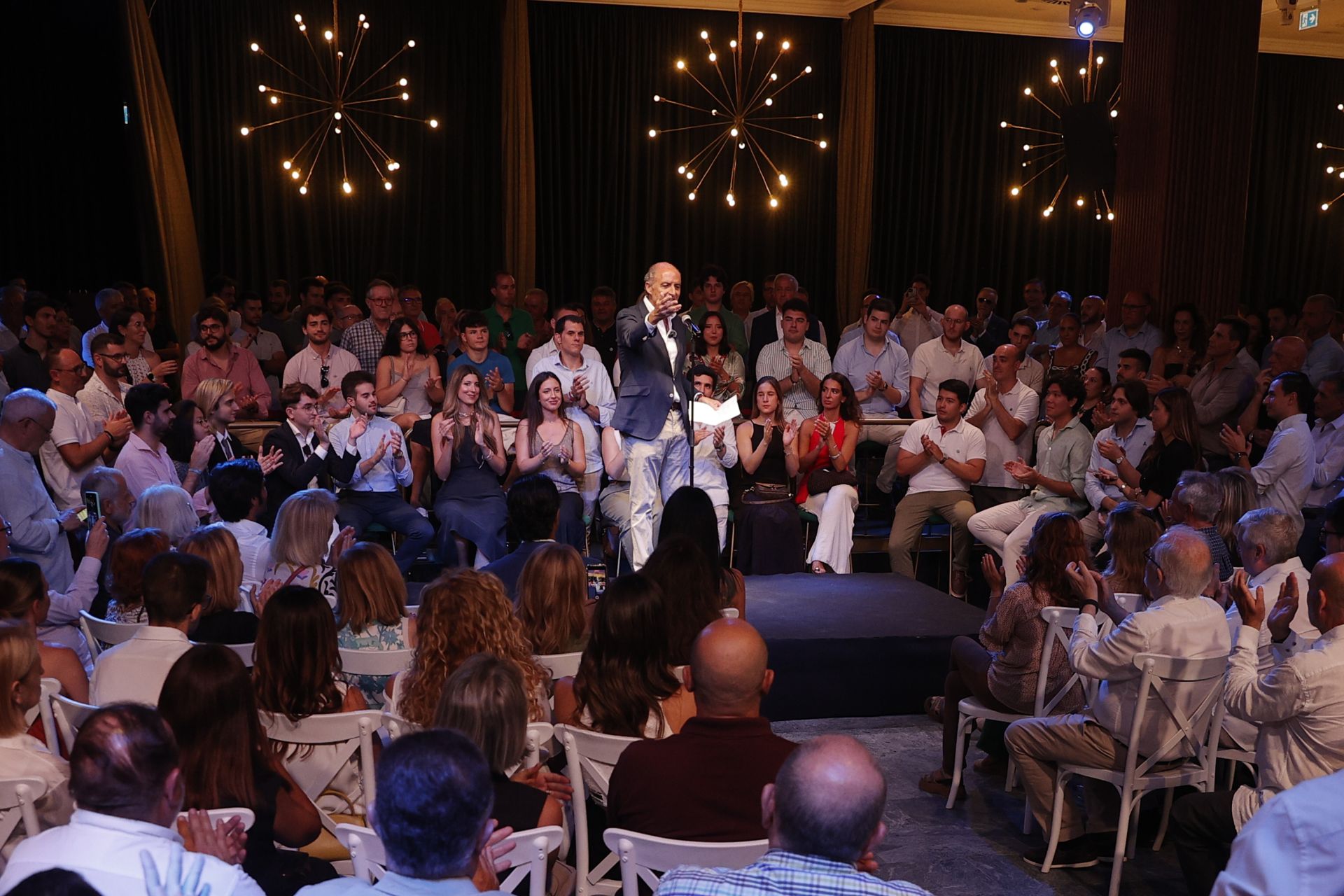 FOTOS | Así ha sido el encuentro de Camps con sus fieles