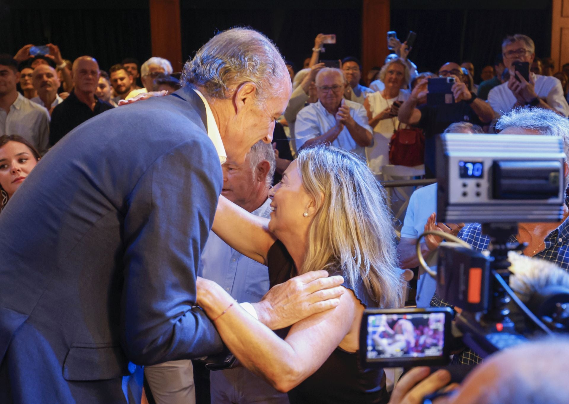 FOTOS | Así ha sido el encuentro de Camps con sus fieles