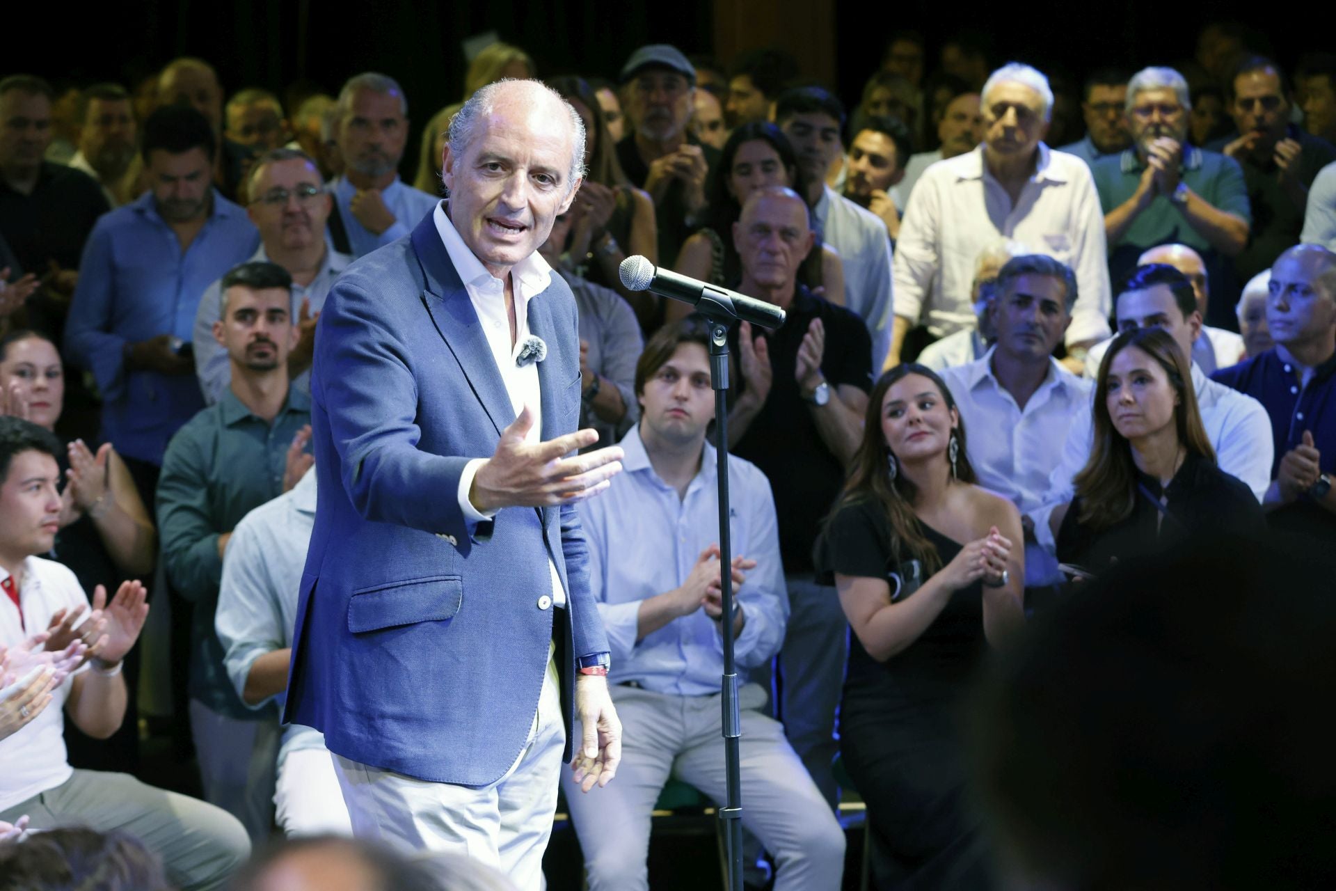 FOTOS | Así ha sido el encuentro de Camps con sus fieles
