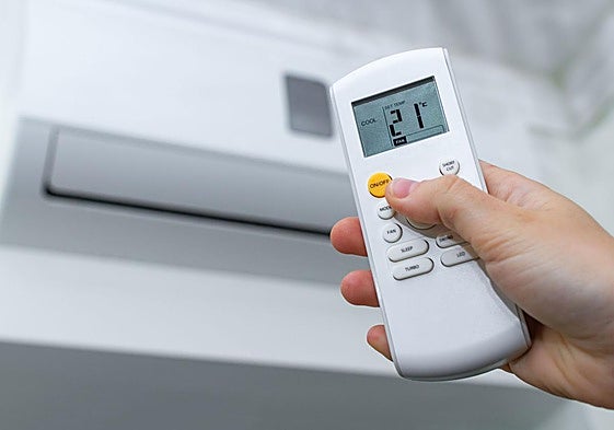 Aparato de aire acondicionado en una habitación.