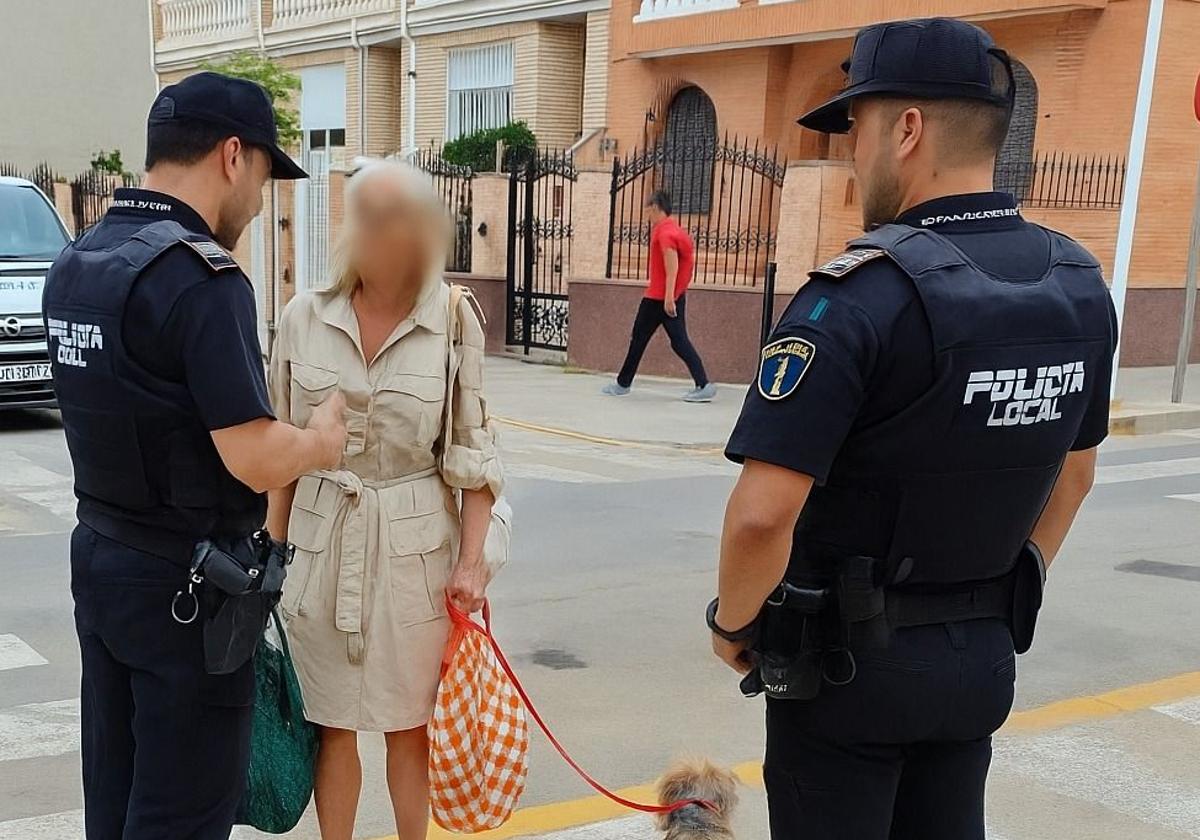 Policías informan de la normativa de Sedaví a una vecina.