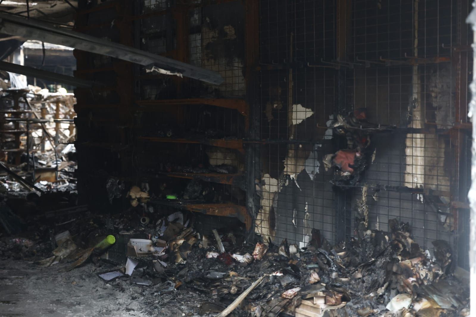 FOTOS | El día después del incendio en la avenida del Puerto